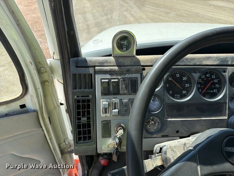 image for item EA0462 1994 Freightliner FL70 flatbed truck