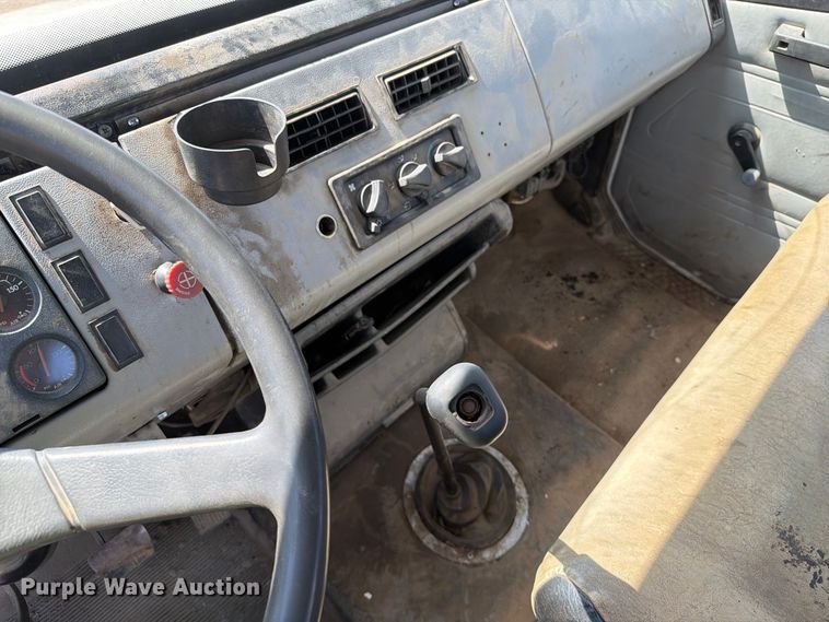 image for item EA0462 1994 Freightliner FL70 flatbed truck