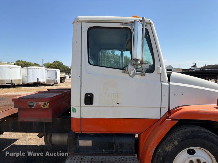 image for item EA0462 1994 Freightliner FL70 flatbed truck