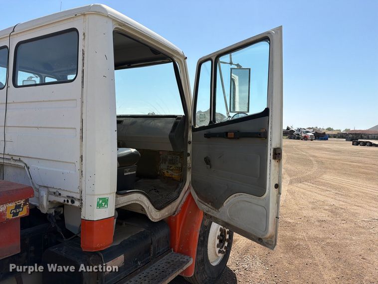 image for item EA0462 1994 Freightliner FL70 flatbed truck