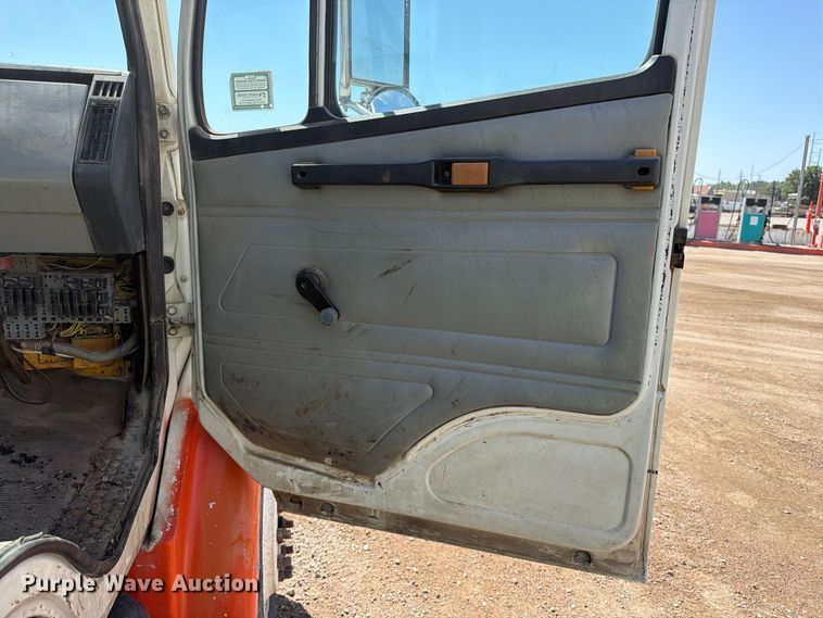 image for item EA0462 1994 Freightliner FL70 flatbed truck