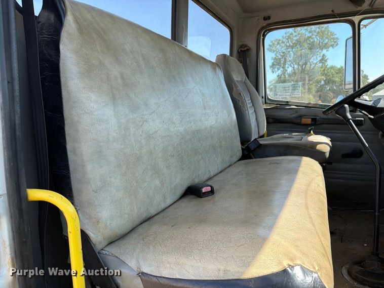 image for item EA0462 1994 Freightliner FL70 flatbed truck