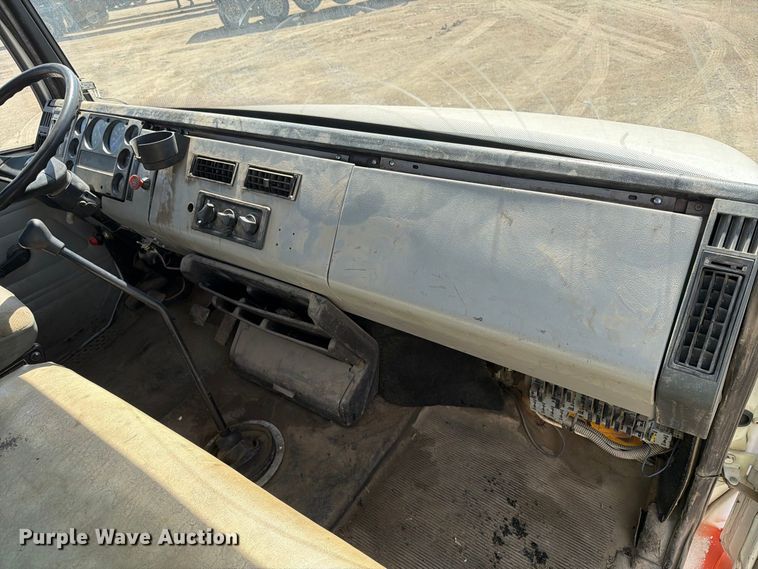 image for item EA0462 1994 Freightliner FL70 flatbed truck