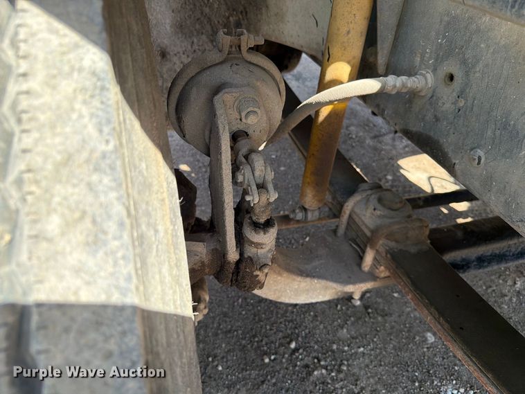 image for item EA0462 1994 Freightliner FL70 flatbed truck