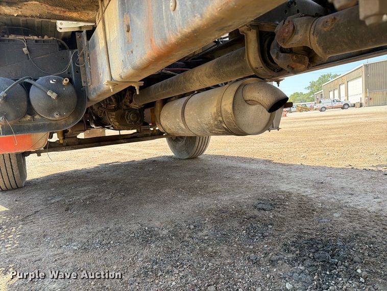 image for item EA0462 1994 Freightliner FL70 flatbed truck