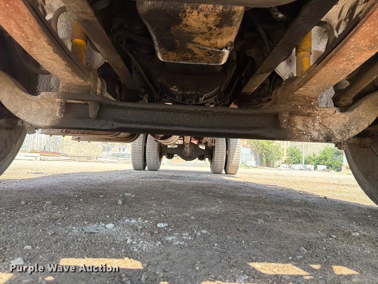image for item EA0462 1994 Freightliner FL70 flatbed truck