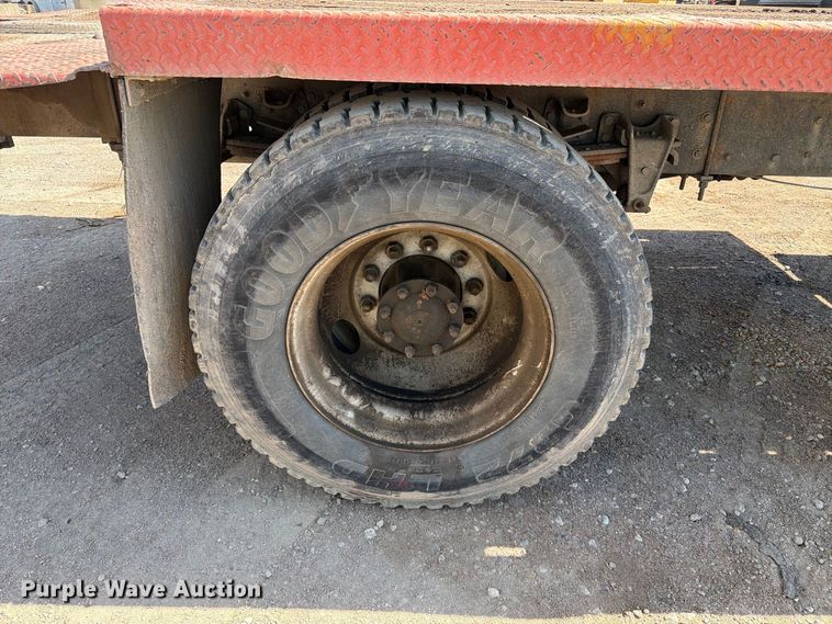 image for item EA0462 1994 Freightliner FL70 flatbed truck