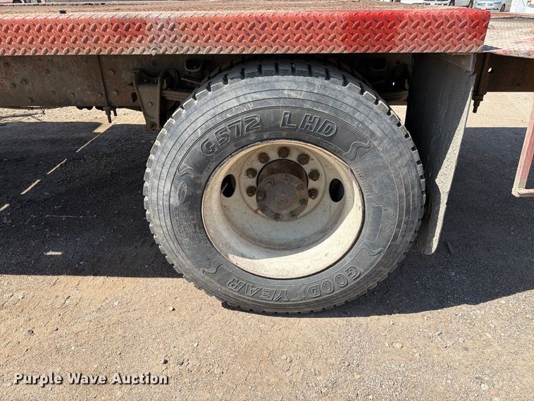 image for item EA0462 1994 Freightliner FL70 flatbed truck