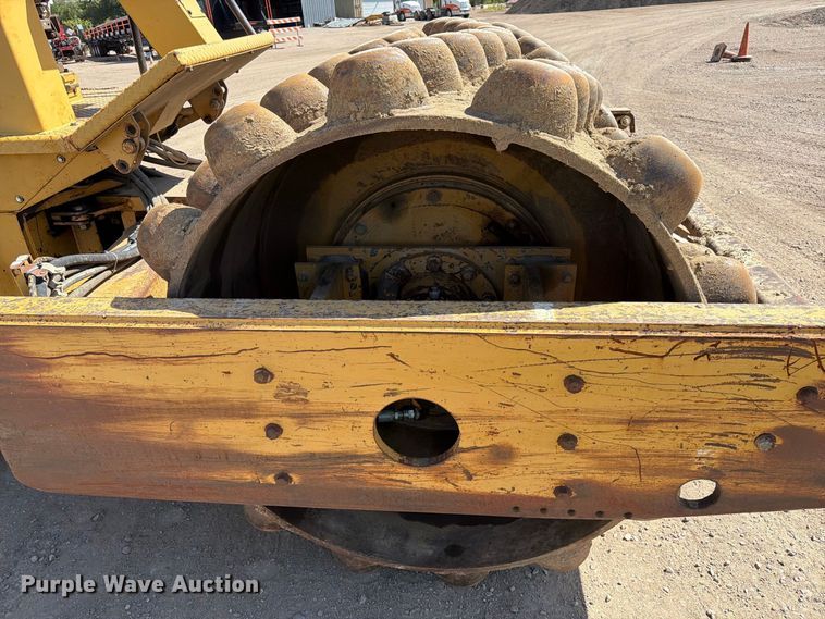 image for item EA0463 1992 Caterpillar CP563 single drum vibratory roller