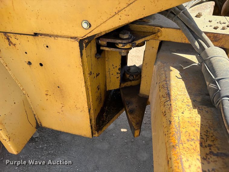 image for item EA0463 1992 Caterpillar CP563 single drum vibratory roller