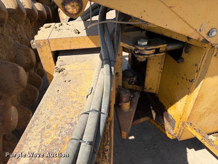 image for item EA0463 1992 Caterpillar CP563 single drum vibratory roller