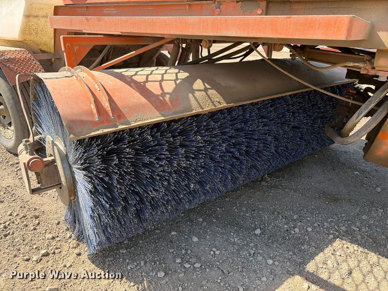 image for item EA0464 2010 Broce RCT350 broom
