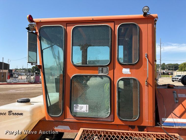 image for item EA0465 2010 Broce RCT350 broom