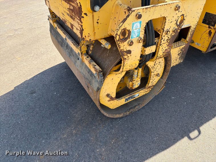 image for item EA0466 2002 Sakai SW320 double drum vibratory roller