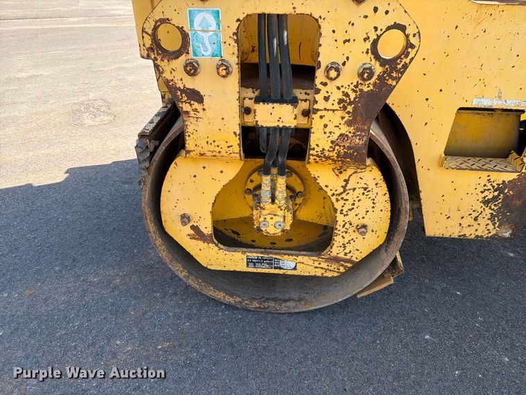 image for item EA0466 2002 Sakai SW320 double drum vibratory roller