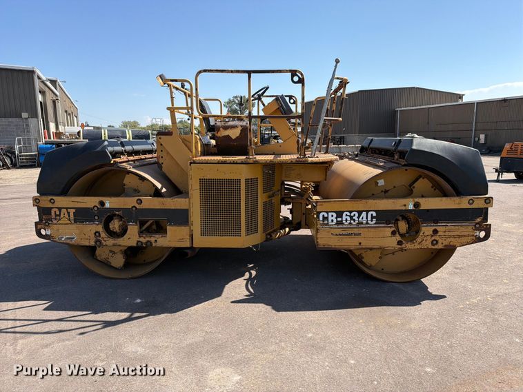 image for item EA0467 1998 Caterpillar CB-634C double drum vibratory roller