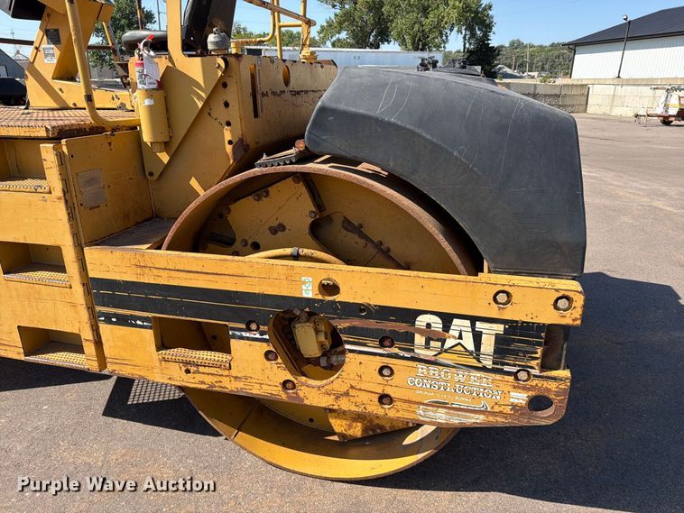 image for item EA0467 1998 Caterpillar CB-634C double drum vibratory roller