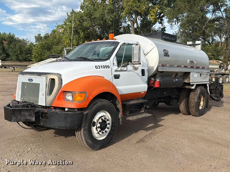 image for item EA0471 2004 Ford F750 oil distributor truck