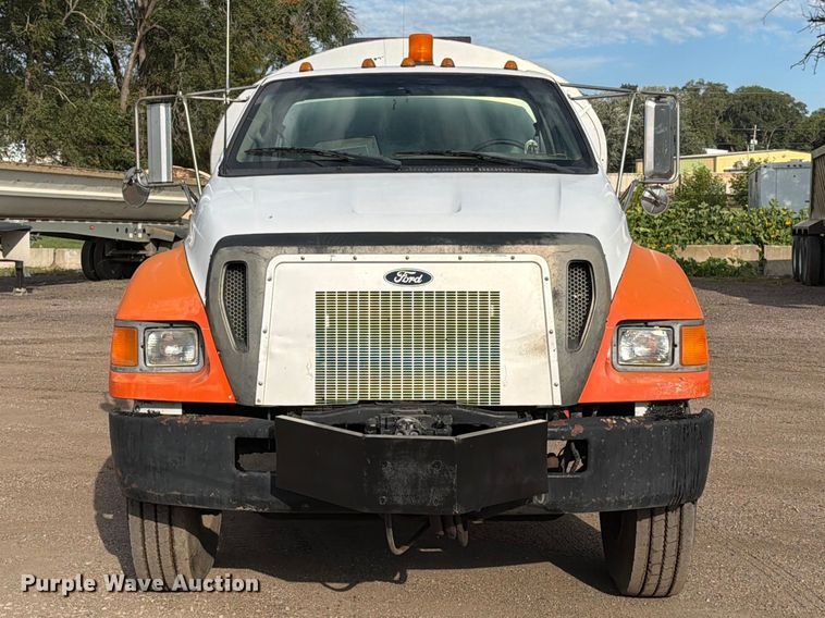 image for item EA0471 2004 Ford F750 oil distributor truck