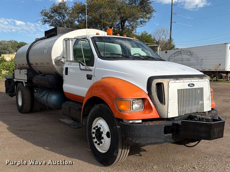 image for item EA0471 2004 Ford F750 oil distributor truck