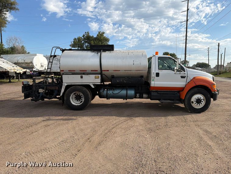 image for item EA0471 2004 Ford F750 oil distributor truck