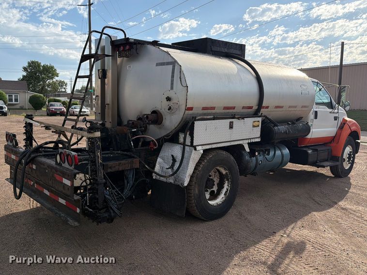 image for item EA0471 2004 Ford F750 oil distributor truck