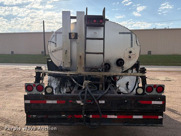 image for item EA0471 2004 Ford F750 oil distributor truck