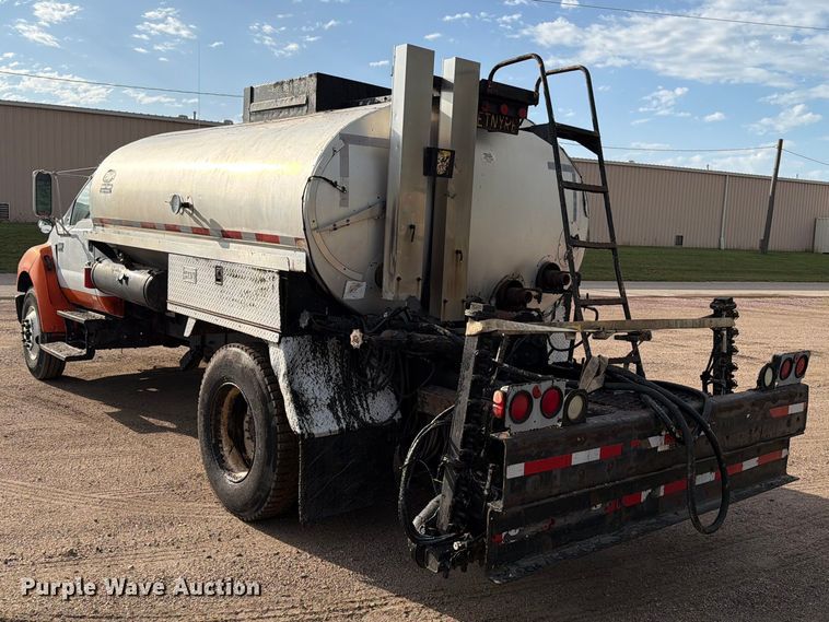 image for item EA0471 2004 Ford F750 oil distributor truck