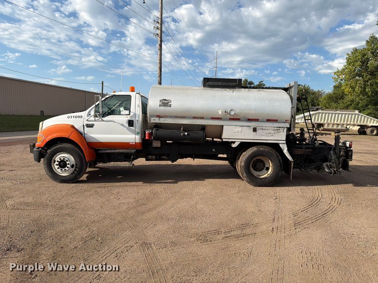 image for item EA0471 2004 Ford F750 oil distributor truck