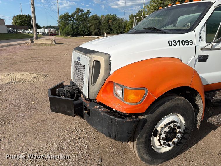 image for item EA0471 2004 Ford F750 oil distributor truck