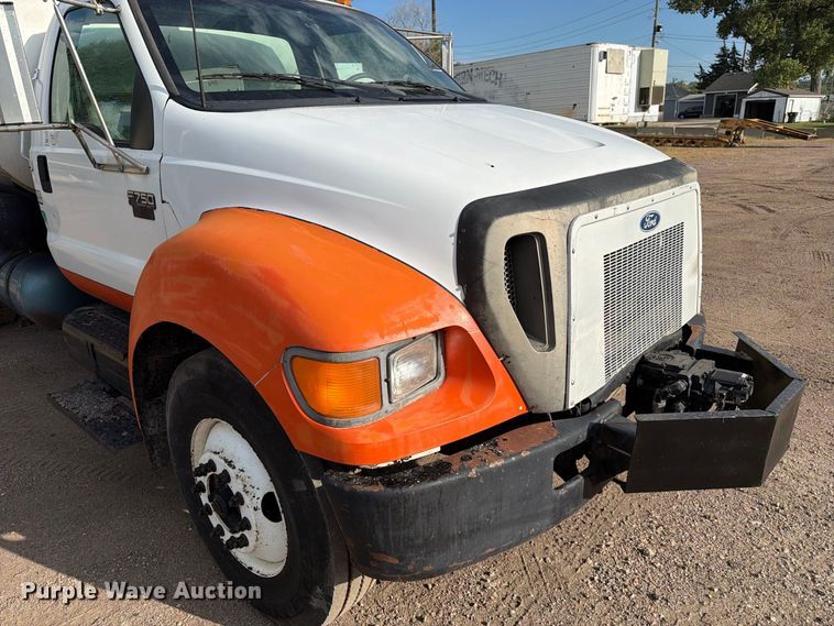 image for item EA0471 2004 Ford F750 oil distributor truck