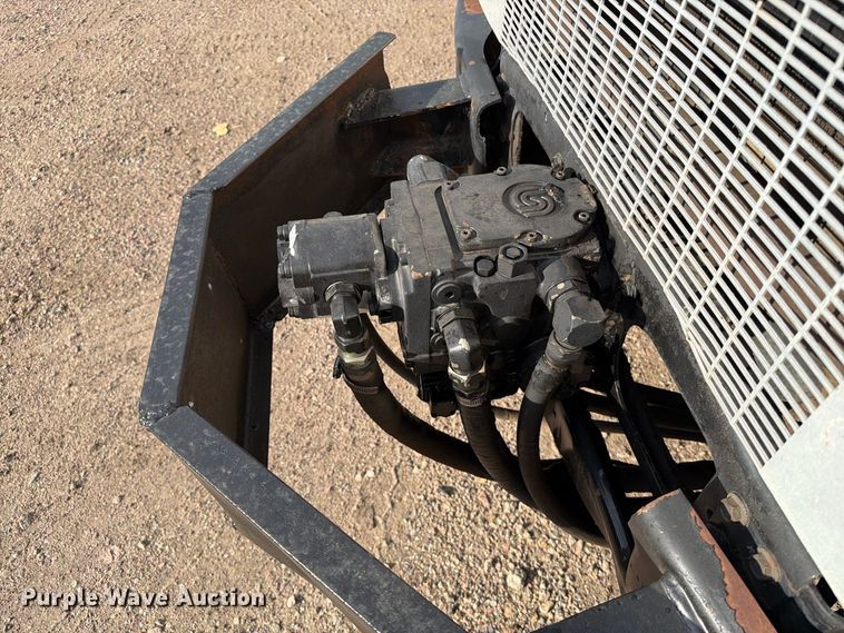 image for item EA0471 2004 Ford F750 oil distributor truck