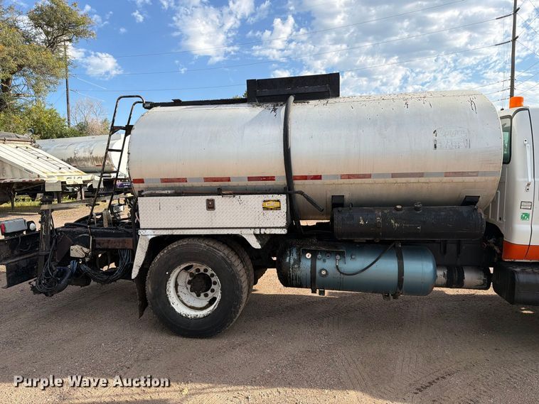 image for item EA0471 2004 Ford F750 oil distributor truck