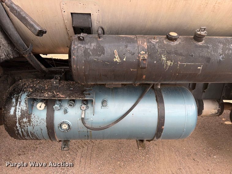 image for item EA0471 2004 Ford F750 oil distributor truck