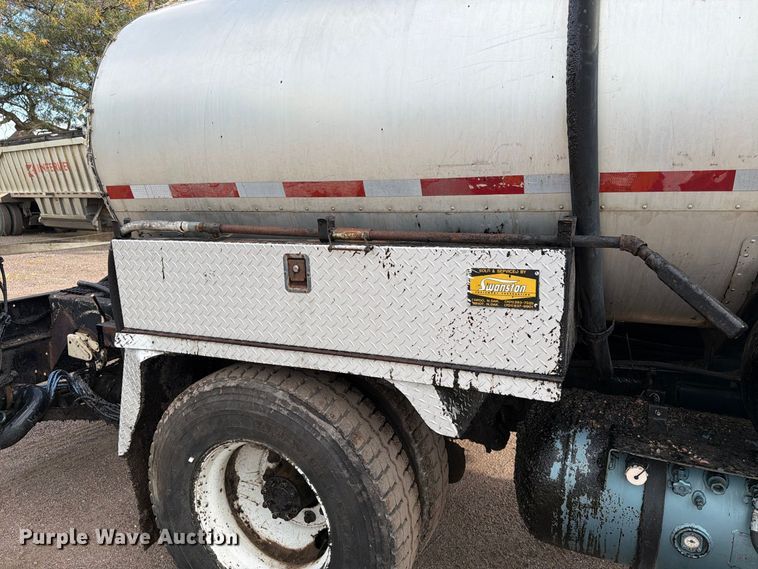 image for item EA0471 2004 Ford F750 oil distributor truck