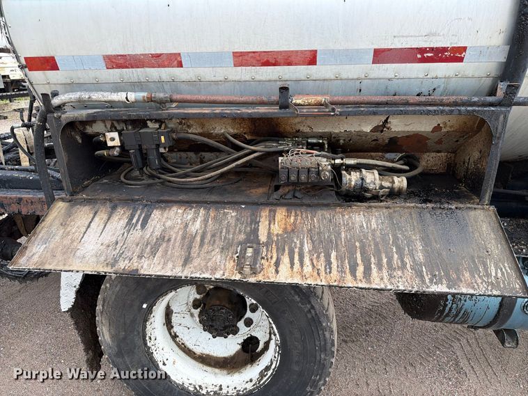image for item EA0471 2004 Ford F750 oil distributor truck