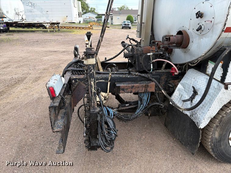 image for item EA0471 2004 Ford F750 oil distributor truck