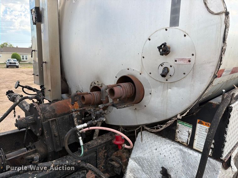 image for item EA0471 2004 Ford F750 oil distributor truck