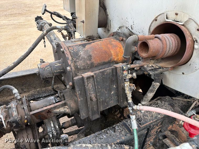 image for item EA0471 2004 Ford F750 oil distributor truck