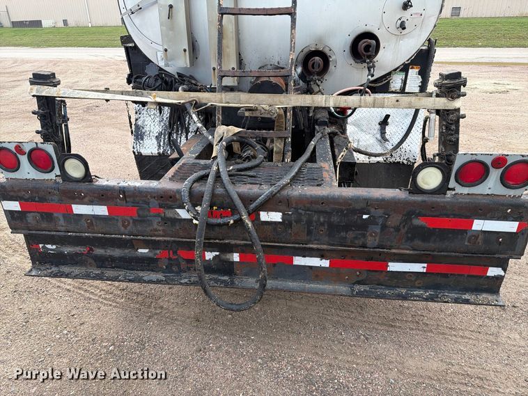 image for item EA0471 2004 Ford F750 oil distributor truck