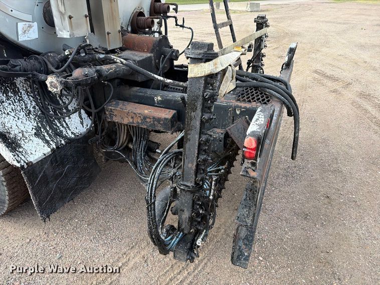 image for item EA0471 2004 Ford F750 oil distributor truck