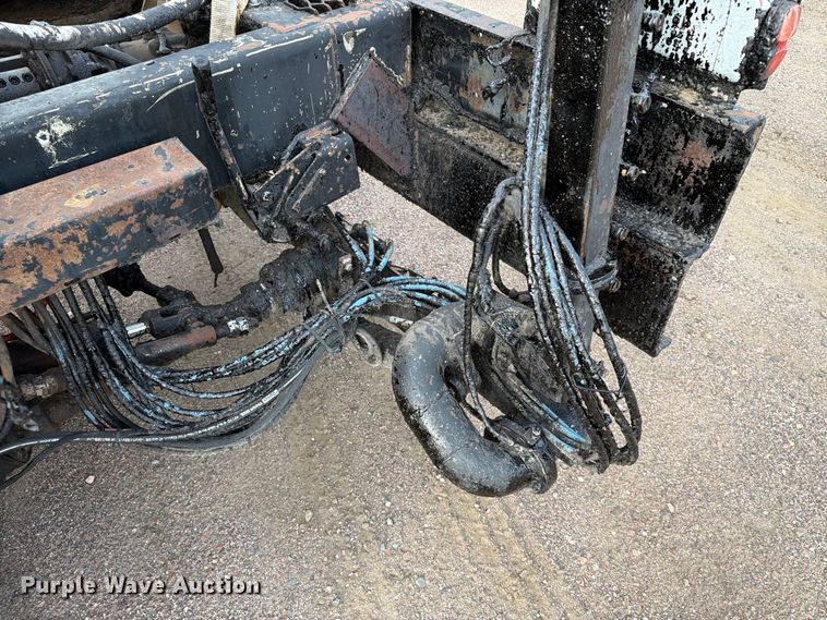 image for item EA0471 2004 Ford F750 oil distributor truck