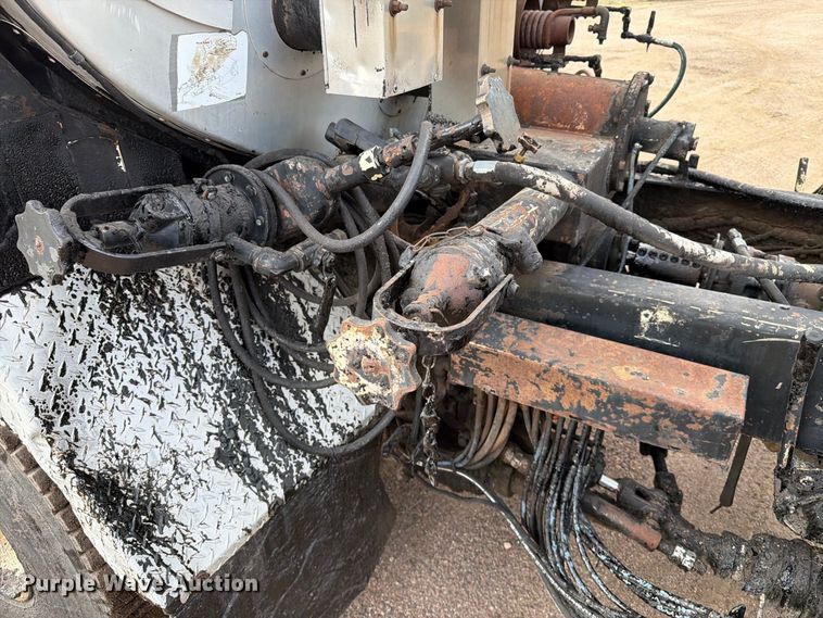image for item EA0471 2004 Ford F750 oil distributor truck
