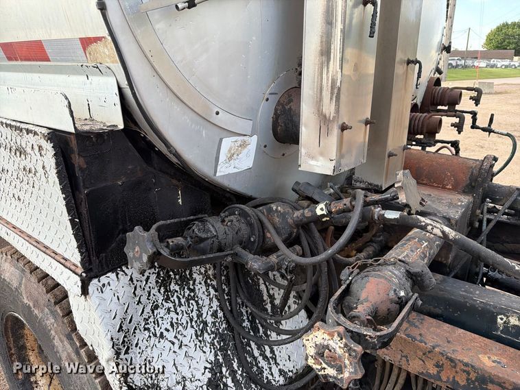 image for item EA0471 2004 Ford F750 oil distributor truck