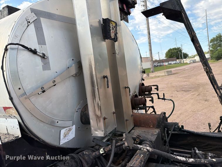 image for item EA0471 2004 Ford F750 oil distributor truck