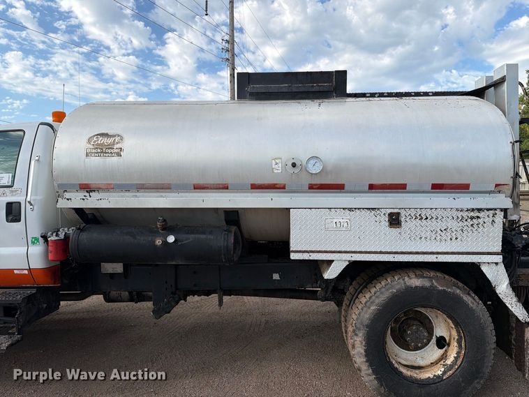 image for item EA0471 2004 Ford F750 oil distributor truck