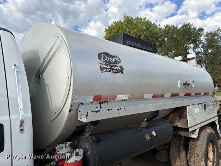 image for item EA0471 2004 Ford F750 oil distributor truck