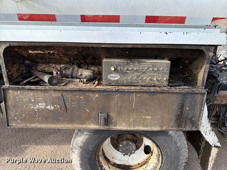 image for item EA0471 2004 Ford F750 oil distributor truck
