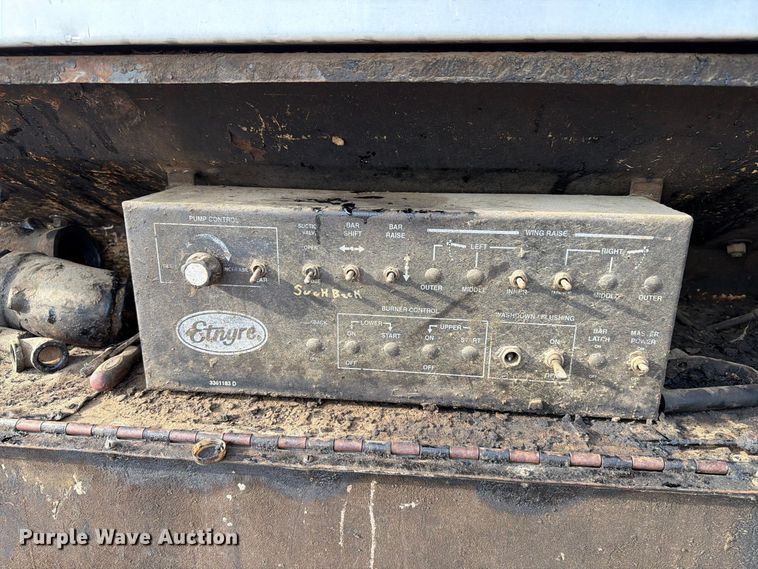 image for item EA0471 2004 Ford F750 oil distributor truck