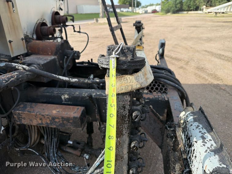 image for item EA0471 2004 Ford F750 oil distributor truck